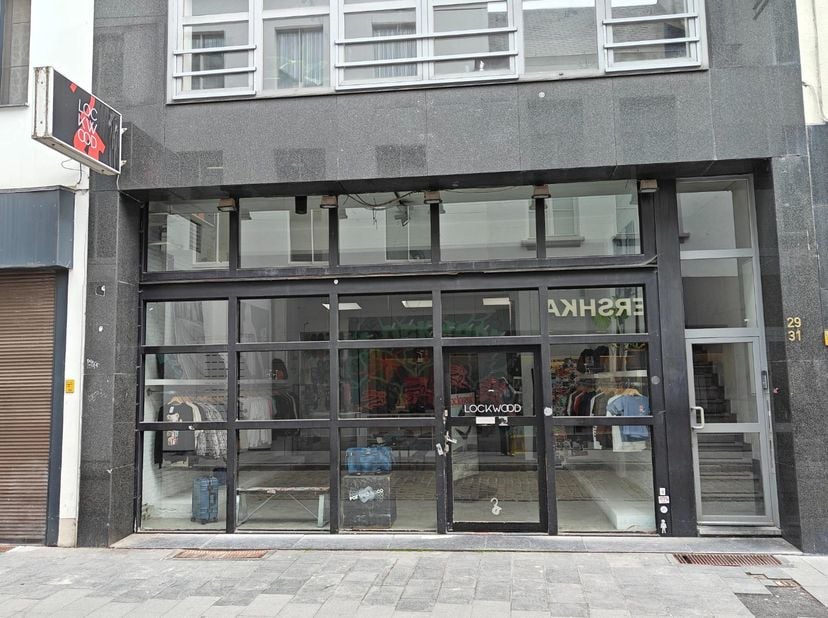 Deze winkel is zichtbaar vanaf de gekende hoofdwinkelstraat de 'Meir'. Deze commerciële ruimte van +/-138m² geniet van een zeer brede façade en extra