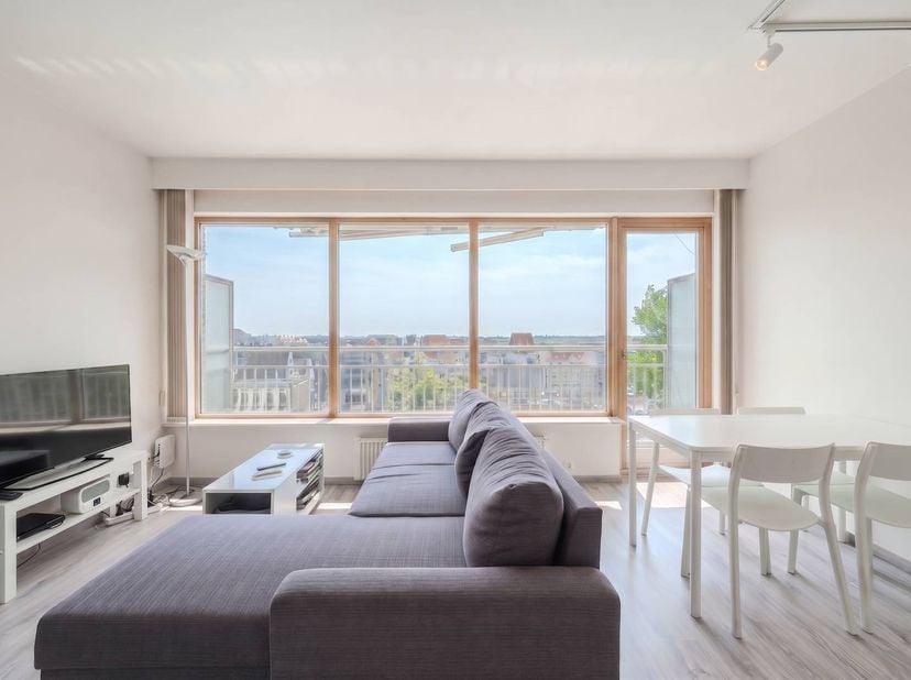 Zonnige studio met slaaphoek en zuid georiënteerd terras te koop, gelegen op de vierde verdieping van de gekende Residentie Wimbledon, Leopoldlaan 137