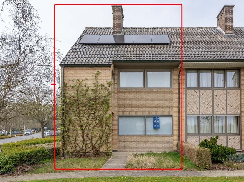 LICHTRIJKE WONING - <br />
<br />
Deze woning biedt een ideale combinatie van comfort en ruimte. De benedenverdieping beschikt over inkomhal met toile