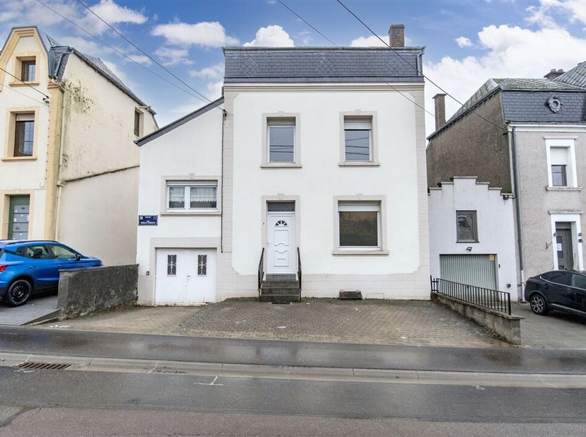 W Immobilière biedt u in Messancy een charmante woning aan met garage en tuin op een perceel van 399 m².<br />
De woning is als volgt ingedeeld:<br />