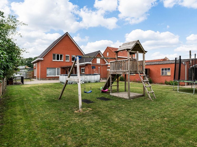 Ruime 4 slpk woning op een perceel van 8a 27ca<br />
<br />
Ligging: Rustig gelegen nabij centrum Wechelderzande met alle faciliteiten (scholen, win