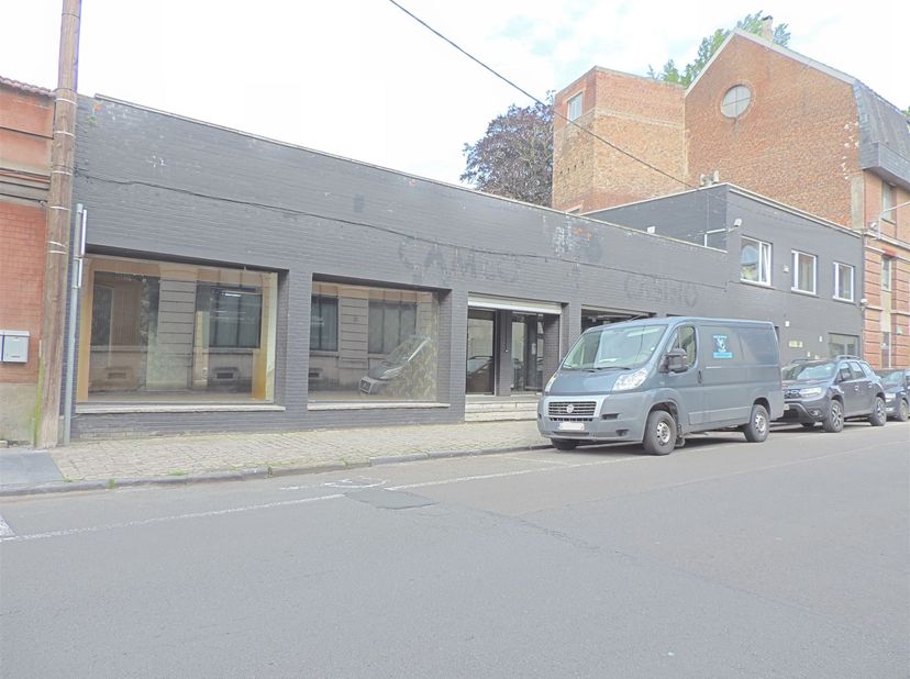 Vaste REZ commercial au centre de Peruwelz.<br />
<br />
Grande surface commerciale de 300m2 bien située avec fort potentiel. <br />
<br />
Compre