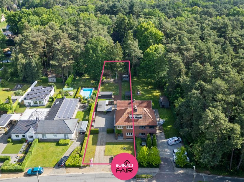 Deze verzorgde, halfopen bebouwing is rustig gelegen in een geliefde woonwijk vlakbij het bruisende centrum van Genk. Zowel het Ziekenhuis Oost-Limbur