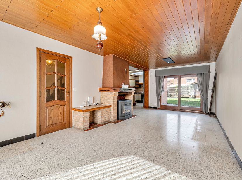 Te renoveren woning in rustige wijk zoekt nieuwe eigenaars<br />
Deze kloeke woning is gelegen in een rustige wijk en biedt heel wat mogelijkheden voo