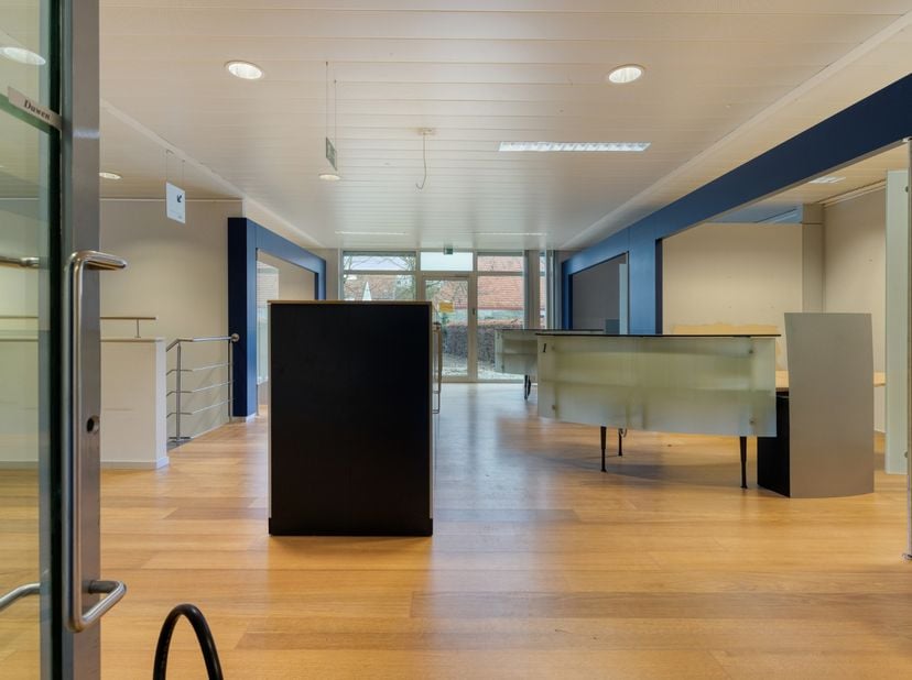 In het dorpscentrum van Dadizele, deelgemeente van Moorslede, bieden we u dit ruime handelspand of kantoorruimte aan gelegen op een commerciële locati