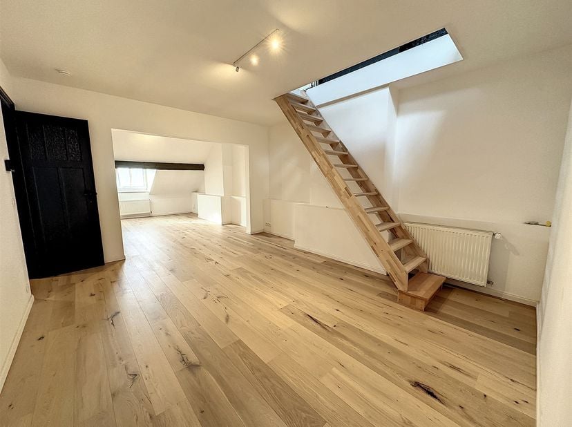 Quartier Vanderkindere / Coghen, non loin de l’Altitude 100, dans un petit immeuble avec peu de charges, situé au 4E étage, charmant appartement/duple