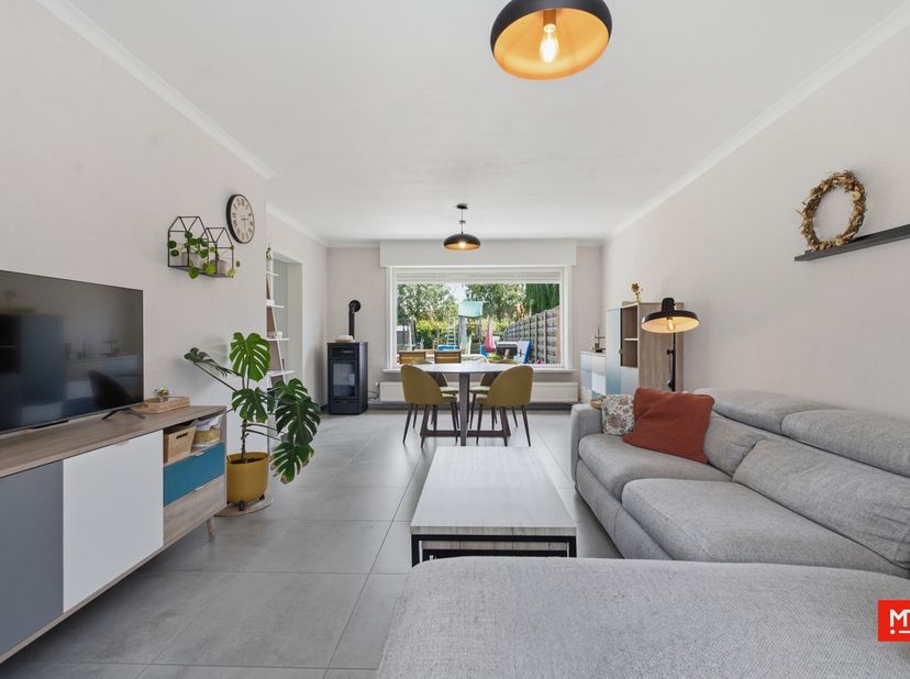 In een rustige woonwijk en vlakbij alle voorzieningen te Langemark treffen we deze instapklare woning. Het pand beschikt over een EPC: C ( 230 kWh/(m²