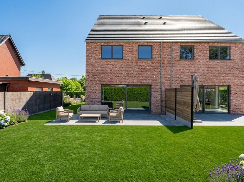 Op een boogscheut van het Provinciaal domein De Ster, vind je deze 2 splinternieuwe halfopen BEN-woningen. In deze groene, rustige omgeving is het hee
