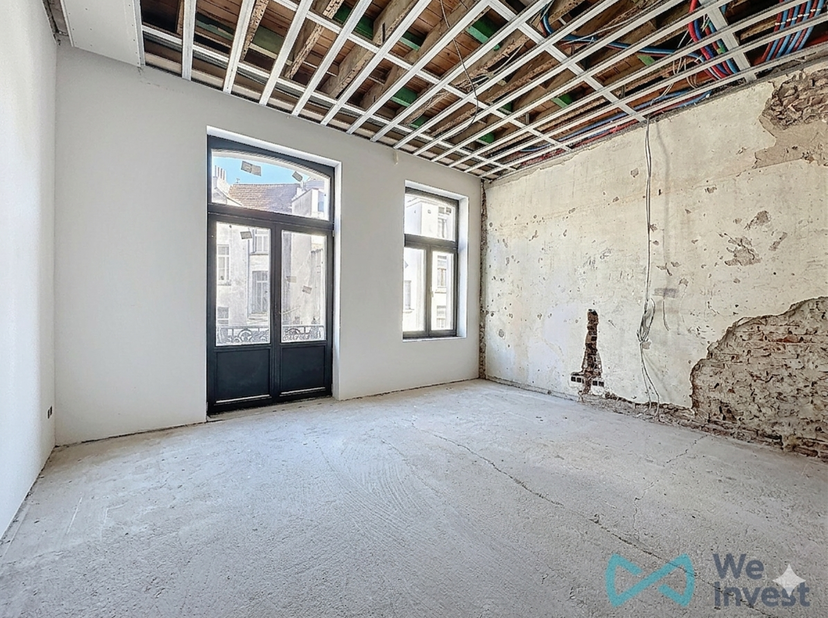 Magnifique maison CASCO avec haut potentiel idéalement situé dans le quartier LOUISE/Etangs d'Ixelles. <br />
La maison offre une surface habitable de