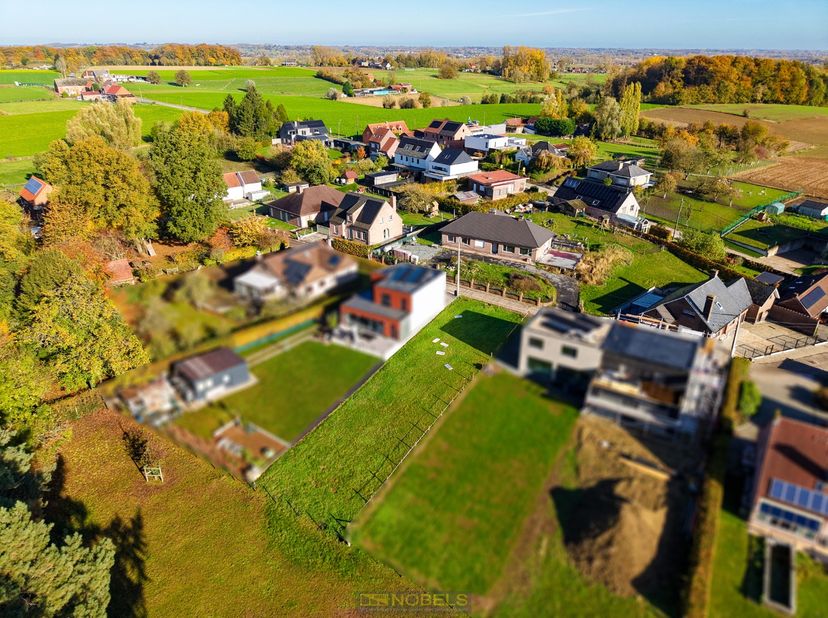 Perceelbreedte: 13m<br />
Perceeldiepte: 49.96m<br />
Oppervlakte perceel: 649m²<br />
Kroonlijsthoogte: max. 6.2m<br />
<br />
Aantrekkelijke bouwgro