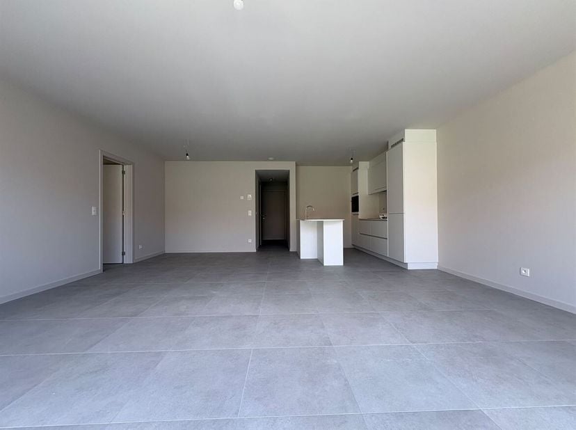 Ruim energiezuinig nieuwbouwappartement op het gelijkvloers met 2 slaapkamers<br />
Ligging: Dit energiezuinige nieuwbouwappartement is centraal geleg