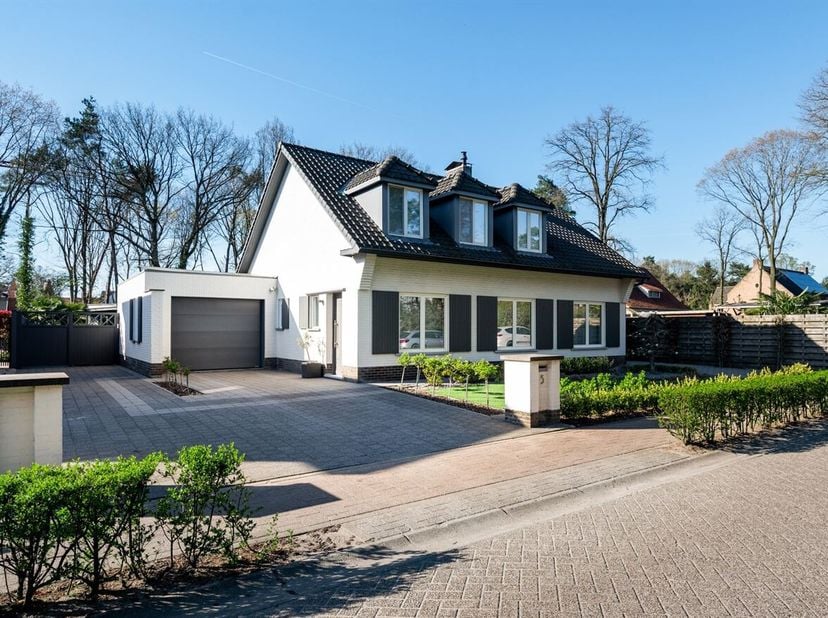 Gezinswoning met 3 slaapkamers, tuin en 2 garages op een perceel van 1.000 m²<br />
Gelijkvloers<br />
Via de inkomhal met gastentoilet betreedt u de