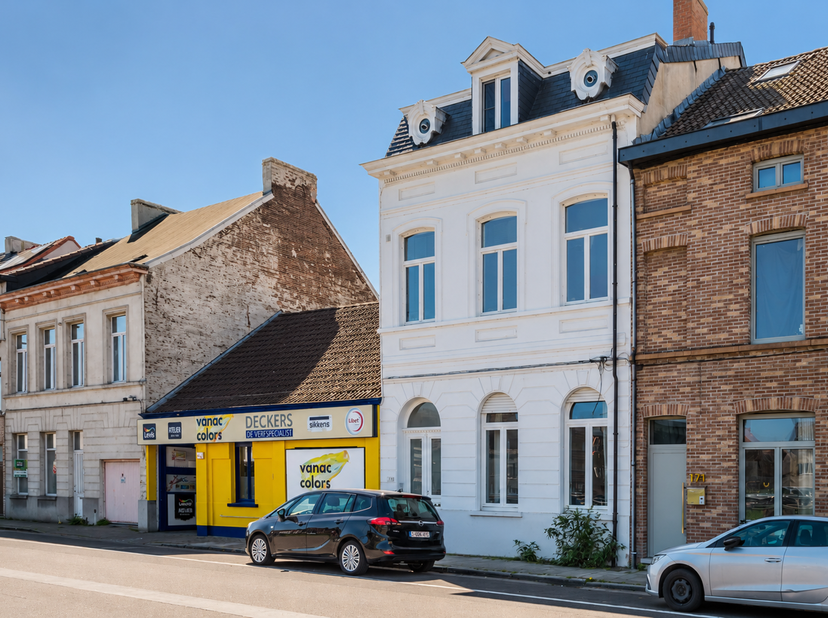 Het appartement maakt deel uit van een karaktervol burgerhuis uit ca. 1890, dat in 2019 stijlvol werd gerenoveerd en opgesplitst in vijf kleinschalige