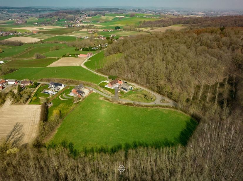 Bent u op zoek naar een uniek domein bestaande uit bouwgrond, weiland en bos op meer dan 4ha in de Pays des Collines?<br />
Dan is deze locatie missc