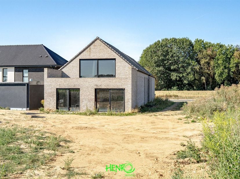 MAGNIFIQUE PROJET NEUF  GROS OEUVRE FERMÉ<br />
<br />
Construction 2025 de 400 m² habitables sur un terrain de 19 ares 80.<br />
<br />
Le projet