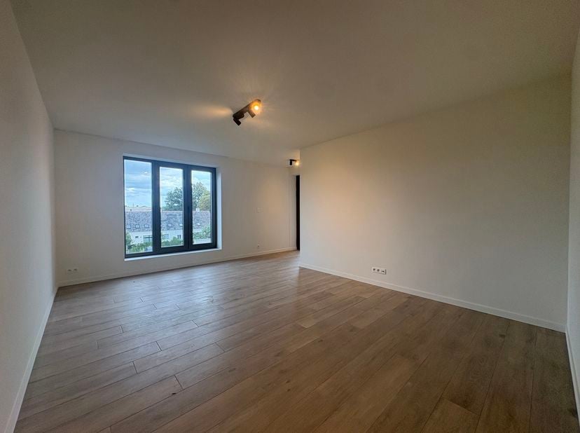 Vraag uw bezoek aan via immodavinci.be<br />
Ligging<br />
Dit stijlvolle nieuwbouwappartement is uitstekend gelegen in Zwijnaarde, op een strategisch