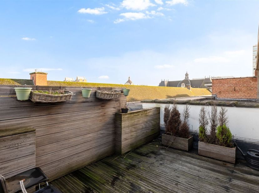 Instapklaar duplex appartement (107 m²) te koop!<br />
Ligging: Dit instapklaar duplex appartement is zeer centraal gelegen. Het stadscentrum en centr