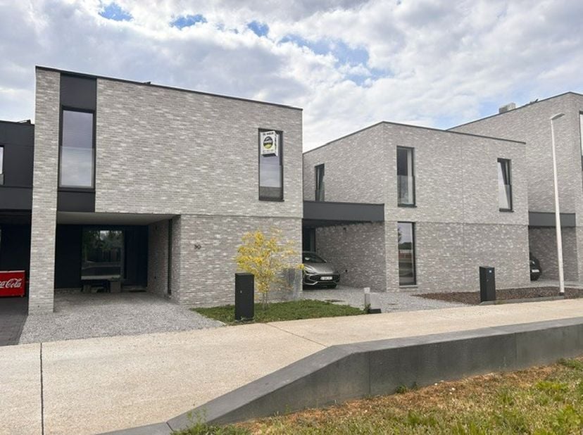 Deze eigentijdse recente woning vind je terug op Belgicastraat 30, op wandelafstand van het centrum van Bilzen.&amp;nbsp;Alle dagelijkse voorzieningen zoa