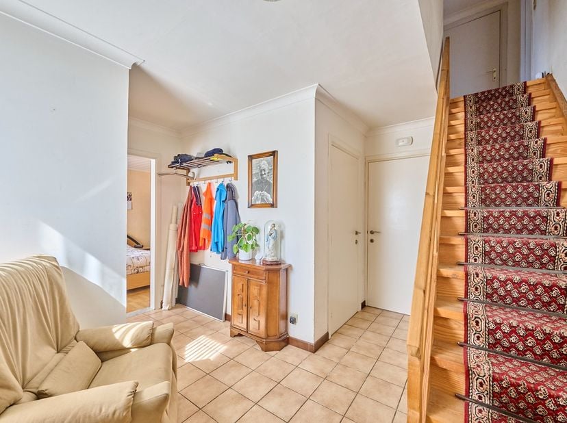 Deze compacte maar verrassend ruime woning is gelegen in een doodlopende straat, midden in het groen, met een prachtig open zicht op paarden en de oml