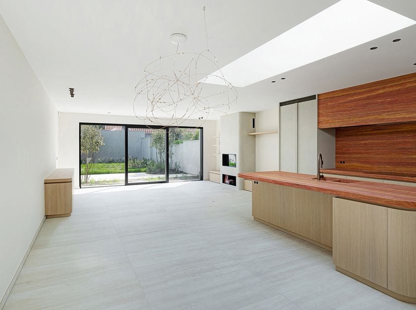 Cette élégante maison neuve est proposée en location à l’année et combine espace, confort et faible consommation énergétique. Le vaste hall d’entrée d