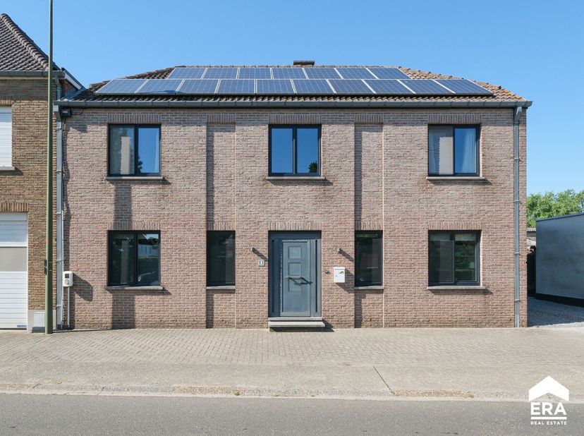 À vendre : maison spacieuse semi-ouverte située Ketelstraat 98, Geetbets, dans un environnement verdoyant et rural avec vue dégagée. Construite en 198
