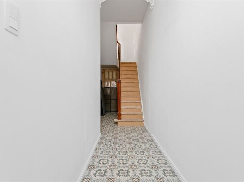 Welkom in deze recent gerenoveerde woning waar authenticiteit en hedendaags comfort mooi samenkomen. Via de inkomhal met authentieke elementen betreed