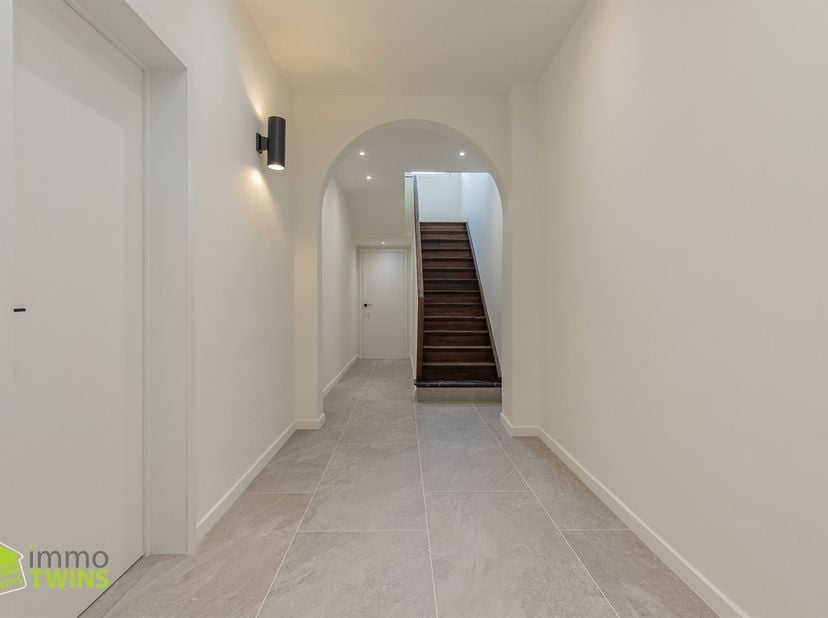 Te koop Instapklare ruime woning met achterliggende weide in Zele. Op de Gentsesteenweg 83 in Zele bevindt zich deze verrassend ruime en instapklare w
