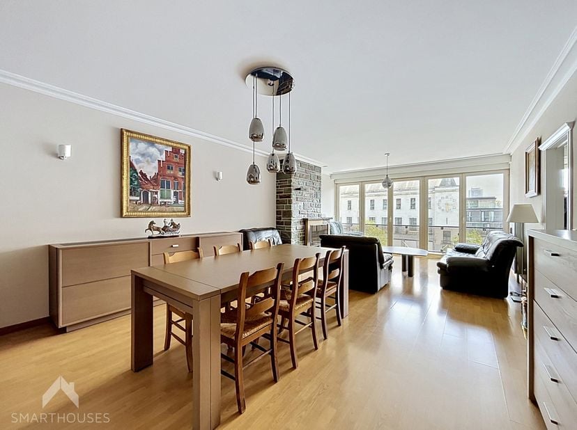 Ruim appartement van 112 m², centraal gelegen met prachtig zicht op het Wapenplein en een ver zeezicht. Het appartement bevindt zich op de vierde verd