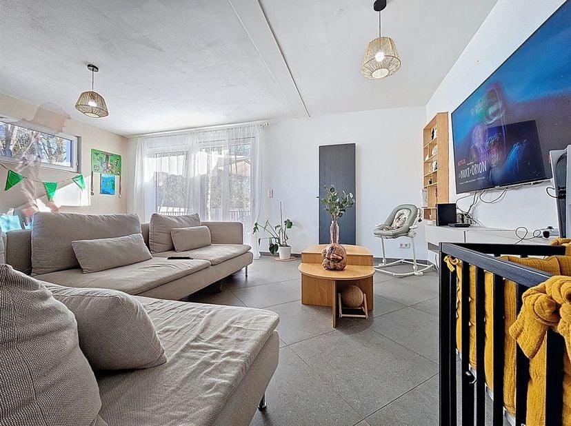 Prix: Offre à partir de 235.000 euros, frais d'agence non inclus et à charge de l'acquéreur.<br />
<br />
Chouette maison habitable rapidement, situ