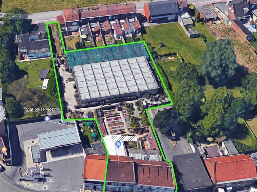 Complexe immobilier avec vaste potentiel d’aménagement<br />
Complexe immobilier établi sur une parcelle de 2.539m², comprenant trois maisons à démoli