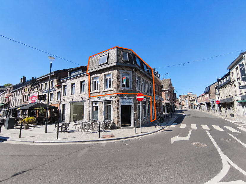 SOUS SOL de &amp;plusmn; 36m&amp;sup2; :<br />
- 2 caves de &amp;plusmn; 12,5m&amp;sup2; et 19,5m&amp;sup2; sur carrelage,<br />
REZ DE CHAUSSEE (commercial) de &amp;plusmn;