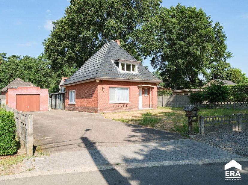Woning op een perceel van 649 m² Op zoek naar een woning die u volledig naar eigen smaak kunt renoveren? Deze woning is rustig gelegen op een perceel