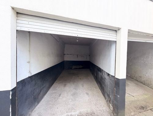                                         Garagebox te huur in Etterbeek, € 150
