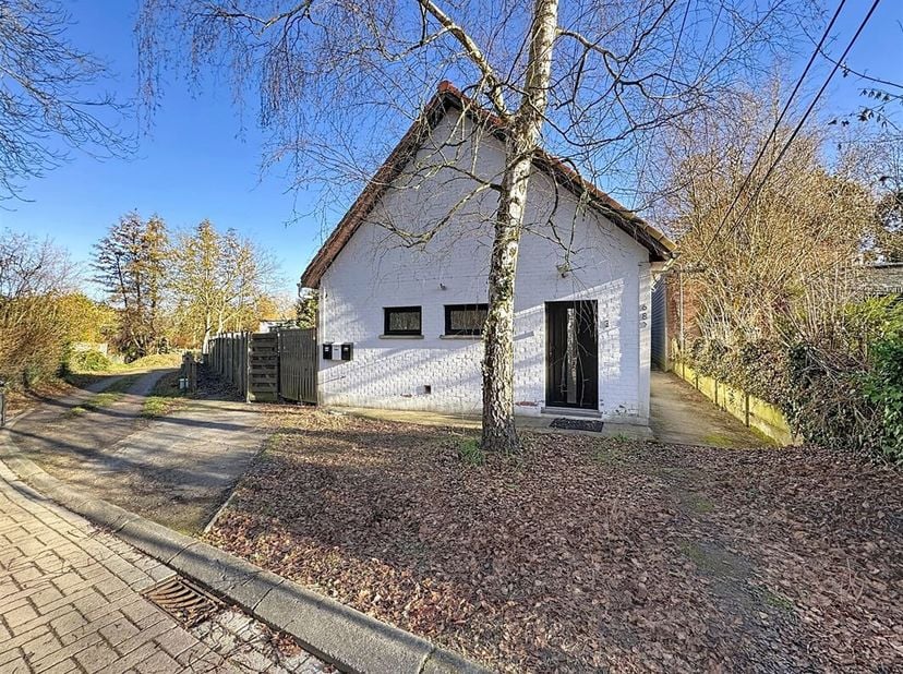 Oud-Heverlee  Gelegen in een rustige woonstraat in Oud-Heverlee biedt deze halfopen bebouwing van ca. 105 m² een ideale woonomgeving voor een gezin of