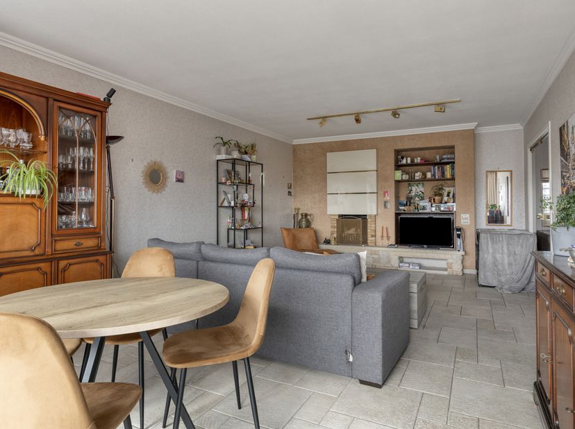Immo Pické biedt u dit uiterst gunstig gelegen appartement aan, gelegen in de nabijheid van scholen, winkels, openbaar vervoer, invalswegen en alle vo