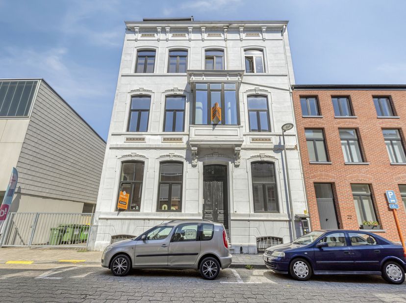Dit prachtig gerenoveerde appartement bevindt zich in een authentiek herenhuis in het hart van Tienen. Met een bewoonbare oppervlakte van maar liefst