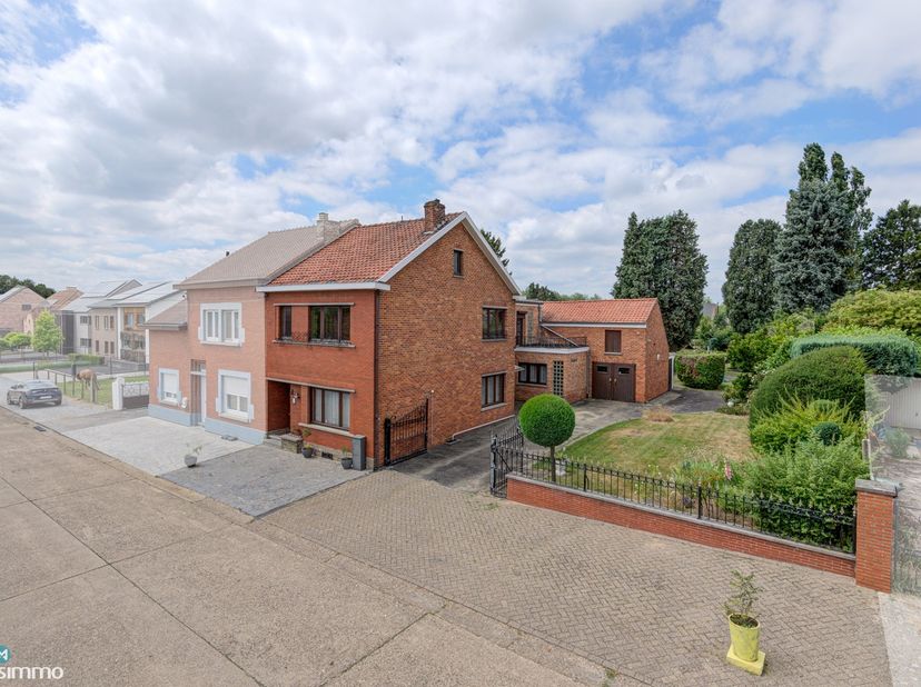 RUIME GEZINSWONING MET 3 SLAAPKAMERS EN EEN RIANTE TUIN OP EEN PERCEEL VAN 1.411 M² NABIJ HET CENTRUM VAN TONGEREN<br />
<br />
*** Bekijkt u deze won