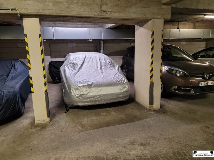 Overdekte autostaanplaats te Bredabaan, Brasschaat<br />
Gelegen in een verzorgde ondergrondse parking in Brasschaat, bevindt zich autostaanplaats num