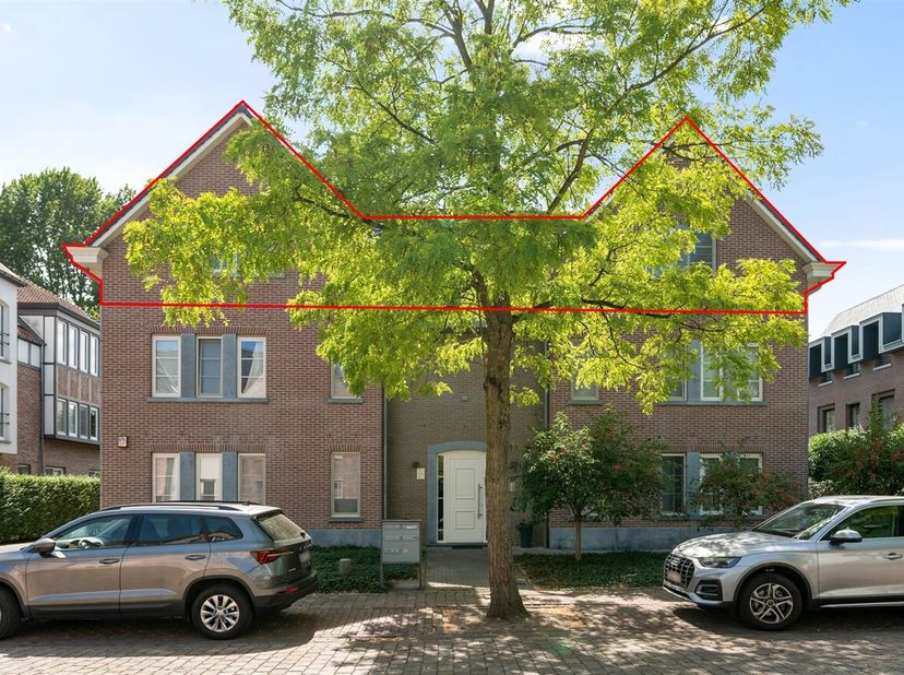 Instapklare penthouse met 3 slaapkamers, 2 badkamer en 2 garages.<br />
Deze exclusieve penthouse bevindt zich over de volledige dakverdieping van het