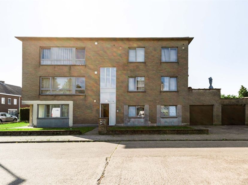 Opbrengsteigendom bestaande uit 3 verhuurde appartementen met garages<br />
Dit opbrengsteigendom bestaande uit 3 verhuurde appartementen is gunstig g