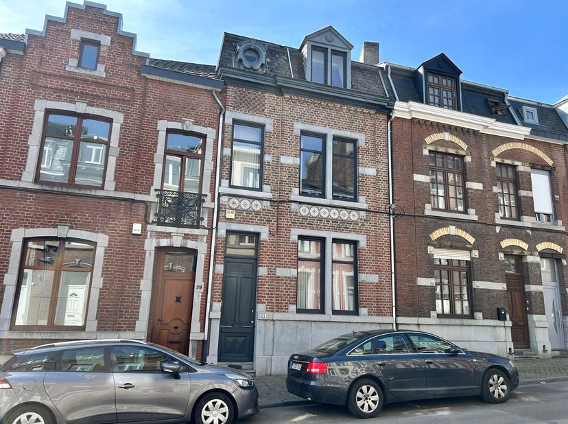 Située dans le quartier de Burenville, idéalement placée entre l'accès à la E25 et le centre-ville, cette magnifique maison de maître,  affectée depui