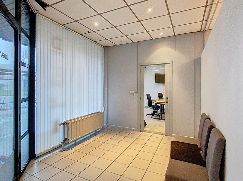 Bent u op zoek naar een professionele ruimte op een centrale en goed zichtbare locatie? Ontdek deze veelzijdige kantoor- en handelsruimte van ca. 155