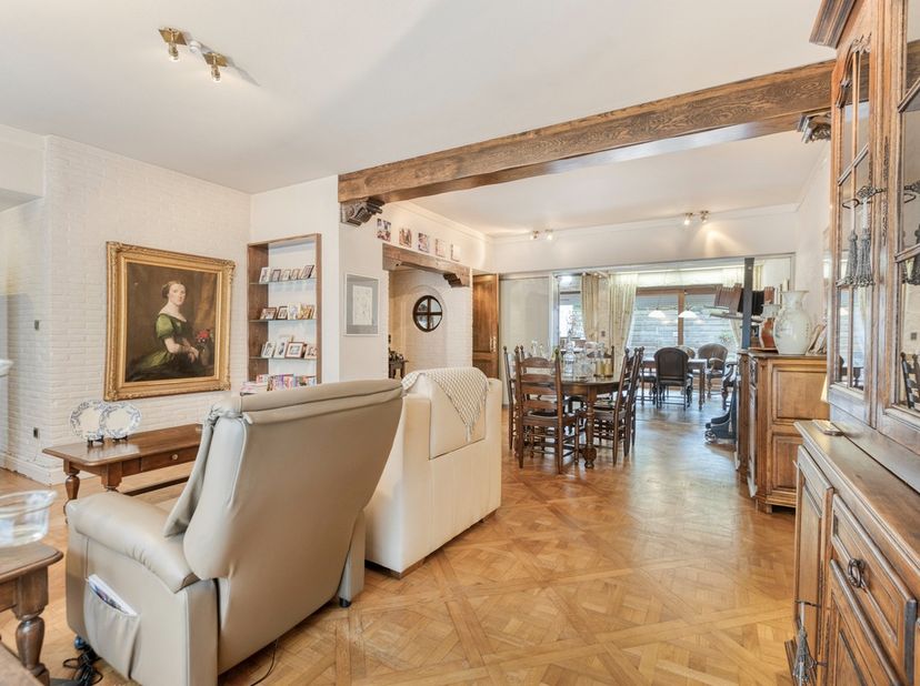 Welkom op Marktplein 25 bus 1 te Diepenbeek!<br />
<br />
Uitzonderlijk ruim appartement van 161 m² met 3 slaapkamers, privatief terras en garagebox p