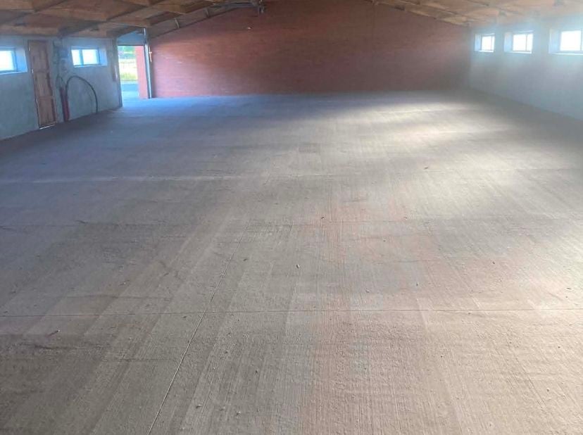 Ruime loods met grote buitenruimte in Zwevezele<br />
<br />
Praktisch gelegen loods in de Sprietstraat te Zwevezele, met een vlotte verbinding naar d