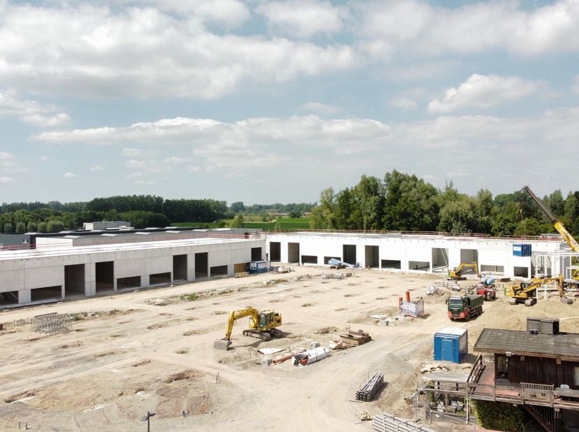 <br />
KMO park Heiplas omvat 39 nieuwbouw, casco KMO-units op de hoek van de Kleiweg en de Wichelsesteenweg te Lede.&amp;nbsp;<br />
<br />
Kenmerken uni