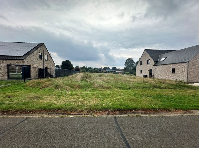 Uiterst rustig doch centraal gelegen bouwgrond voor half open bebouwing te Beverlo.<br />
<br />
Belangrijkste troeven:<br />
- Centrale ligging<br