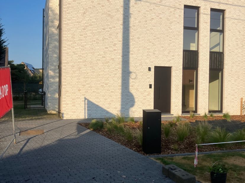 Nieuwbouwwoning met 3 slaapkamers in centrum Herselt<br />
<br />
Prachtige moderne nieuwbouwwoning te Herselt, op wandelafstand (200 meter) van het d