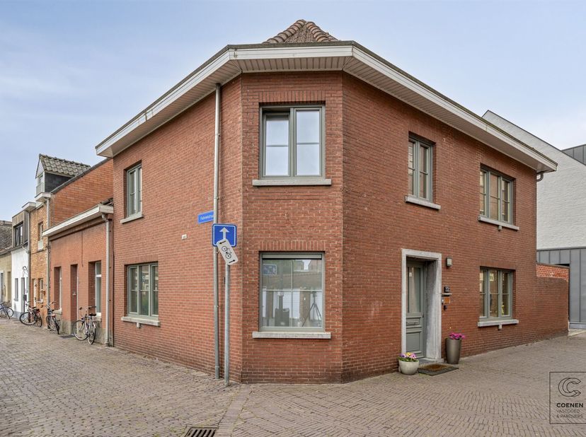 En entrant dans cette charmante propriété d'angle, vous pénétrez dans un hall d'entrée bien entretenu qui donne accès aux différents espaces de vie. L