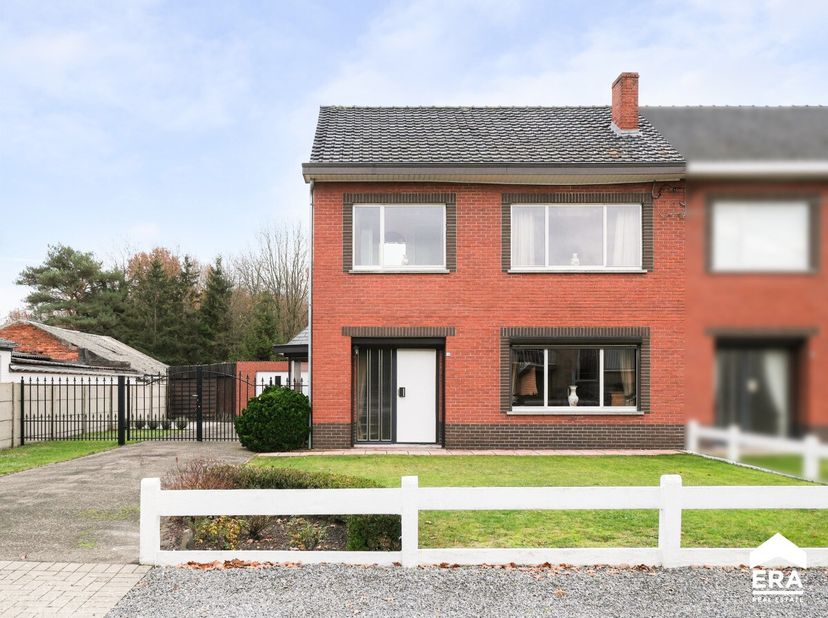 À vendre : agréable maison semi-ouverte située Rooierheidestraat à Diepenbeek, dans une rue calme au cadre verdoyant. Construite en 1967, cette habita