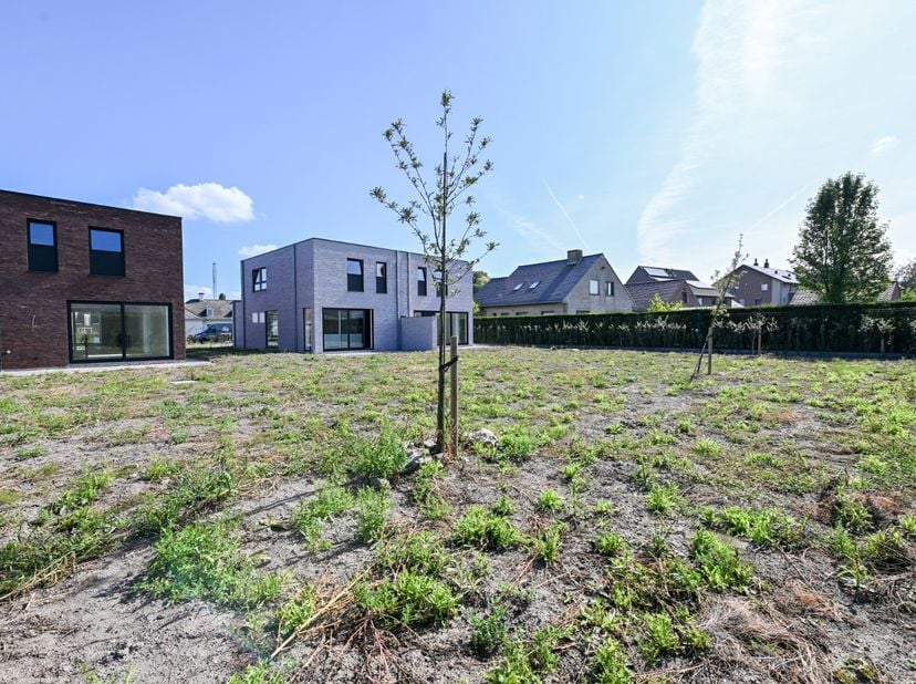 Deze 4 lots-verkaveling is gelegen op wandel- en fietsafstand van het centrum én het sportpark met zwembad De Alk. Met percelen tussen 400 m² en 460 m